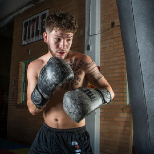 Боксерские перчатки Title Distressed Glory Training Gloves
