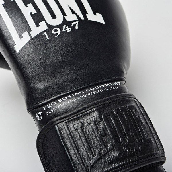 Боксерські рукавиці Leone GN111 THE GREATEST Black 14 унцій (бинти 4 м. в комплекті)