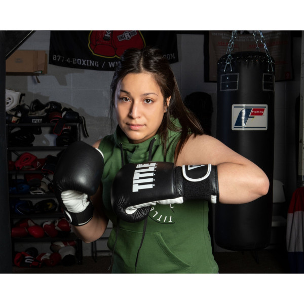 Боксерські рукавиці TITLE Boxing Dynamic Strike Black/White 16 oz