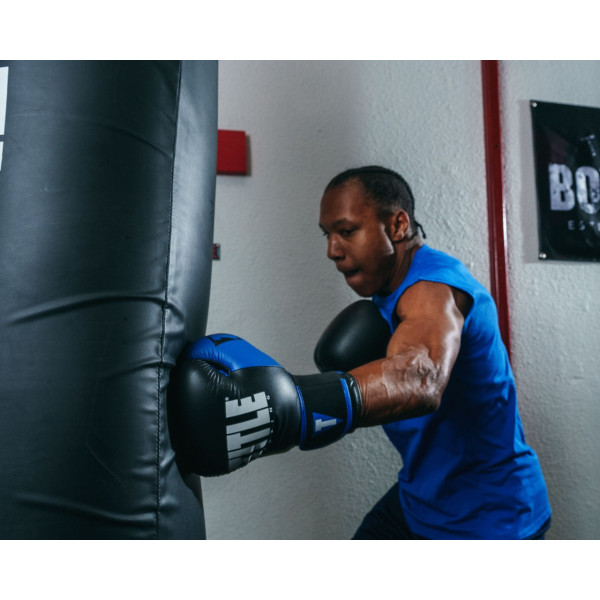 Боксерські рукавиці TITLE Boxing Dynamic Strike Black/Blue 14 oz